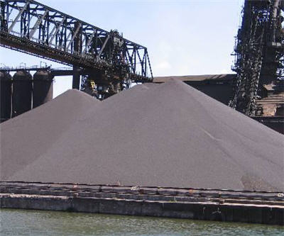 Back from holidays, Chinese traders chase iron ore higher