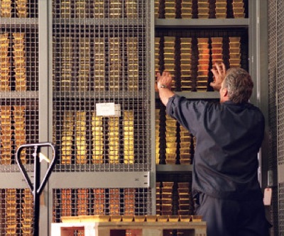 Gold price sinks as hedge funds bet against Fed surprise