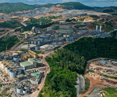 Barrick throws off cash first time in four years