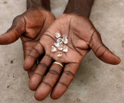 Zimbabwe orders diamond miners to halt operations