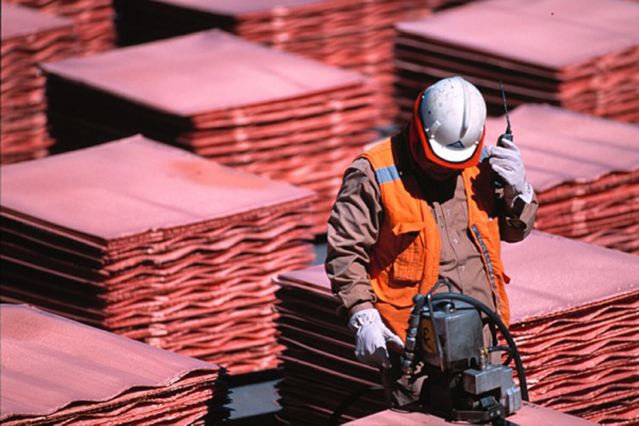 Copper price falls amid rising exchange inventories