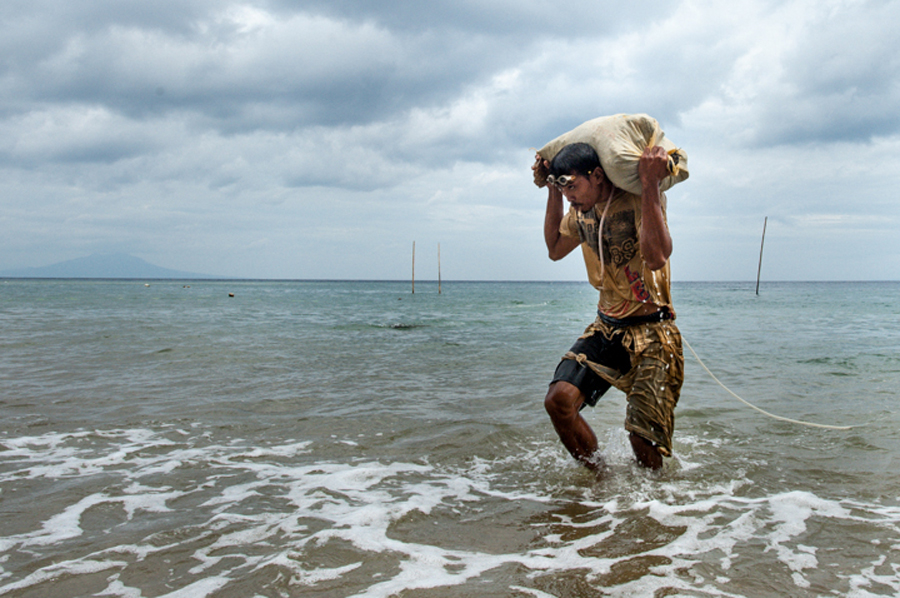 Philippines to extend ban on new mines, review current permits