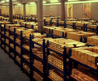 Gold price weakness takes $1.5bn out of largest ETF
