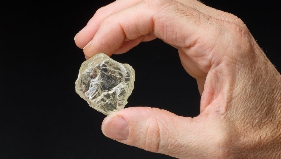 Exhibition of Diavik-mined giant, uncut Foxfire diamond extended a week