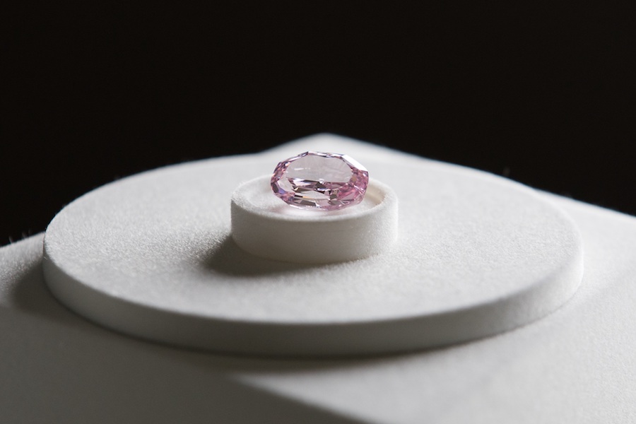 Alrosa exhibits largest pink diamond ever found in Russia