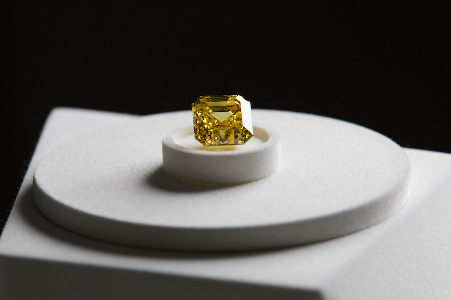 Alrosa exhibits largest pink diamond ever found in Russia