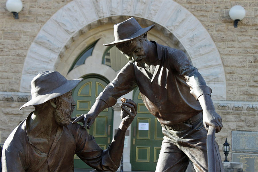 What Humphrey Bogart can teach the gold diggers