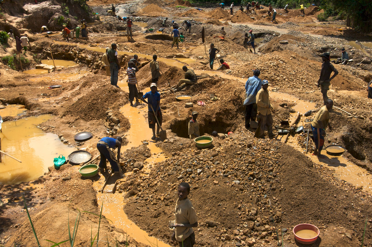 Congolese women turn to mining for survival after rebel attacks