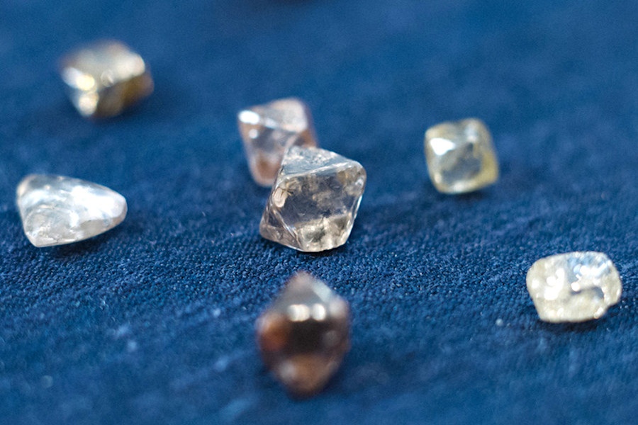De Beers cuts prices for smaller diamonds