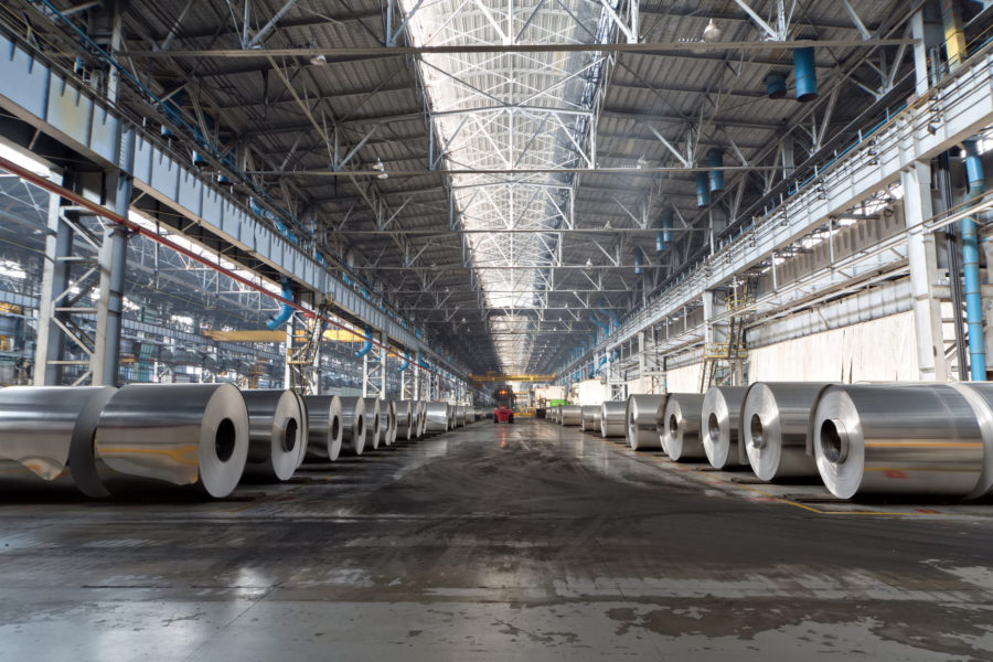 Risk of aluminum squeeze grows as key price spread tightens