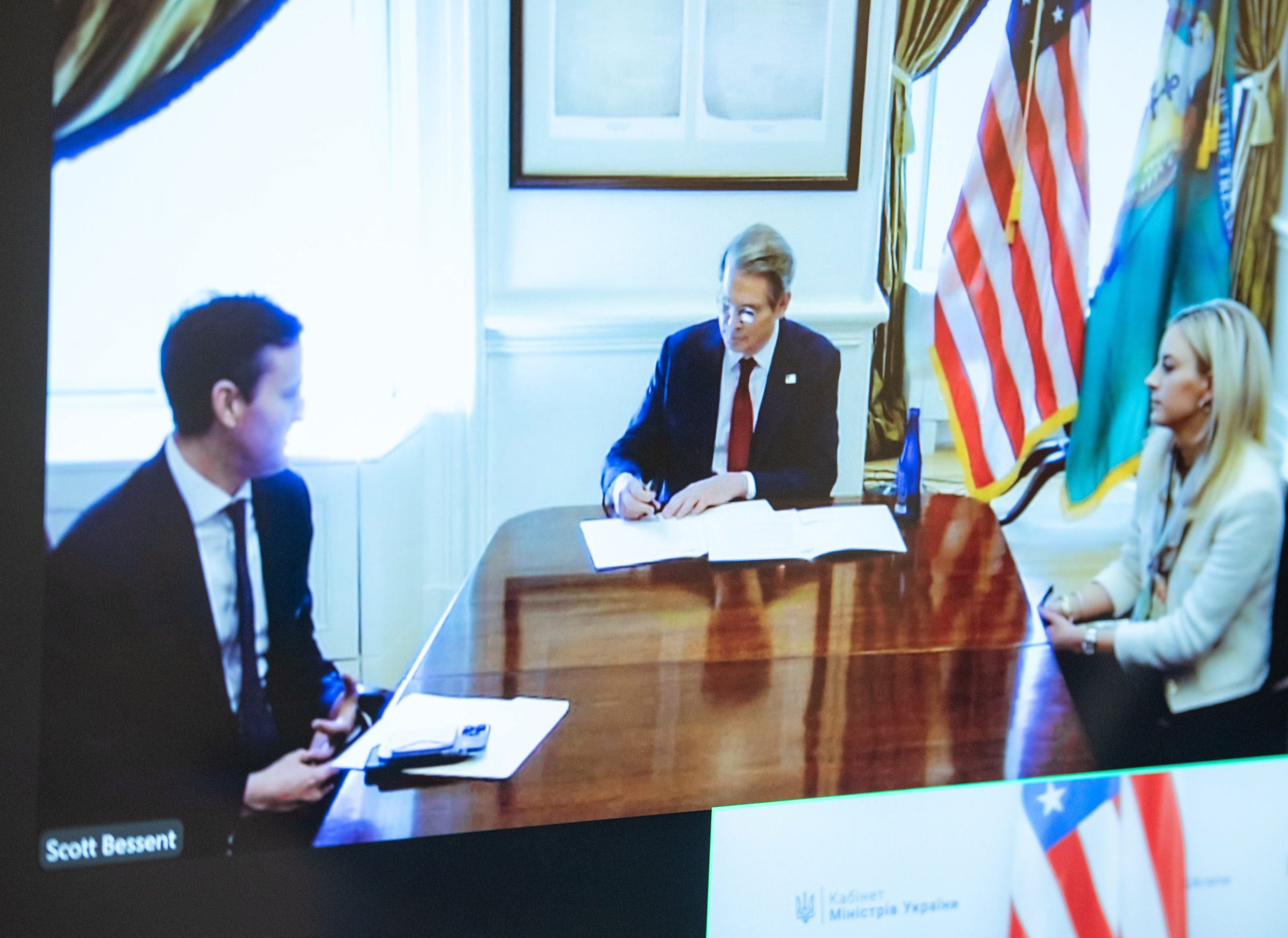 Ukraine-US sign memorandum on minerals deal